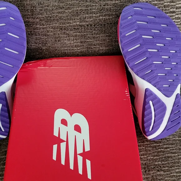 New In Box New Balance Kids Shoes 4Y - Picture 5 of 5